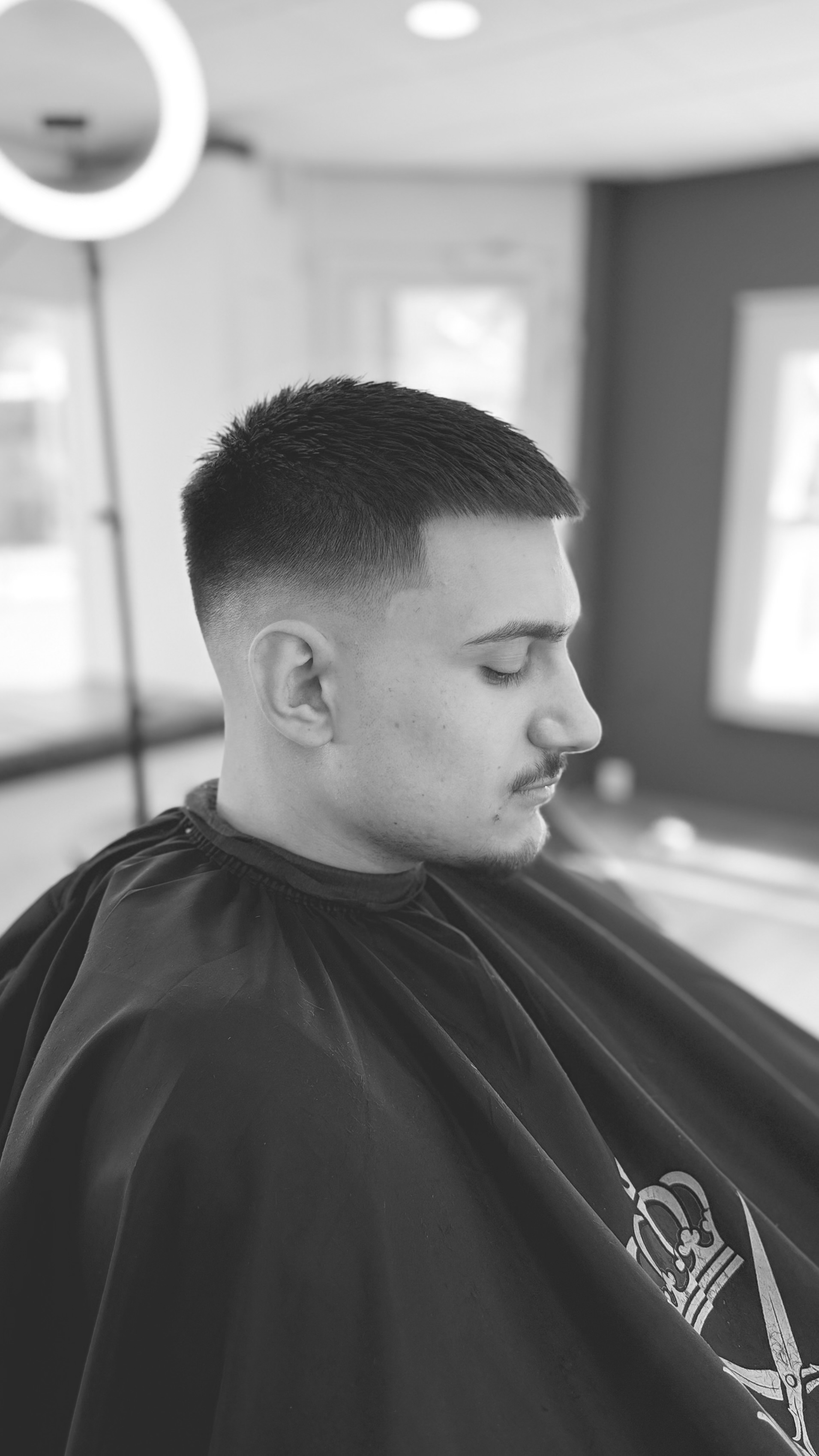 Ahmad aan het werk in X Royal Barbershop